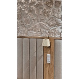 Jasny kamień naturalny Bokara na ścianie w sypialni - inspiracje Blezmar