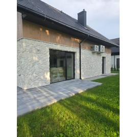 Reprezentacyjne wejście do domu wyłożone kamieniem naturalnym Bokara Rock Face