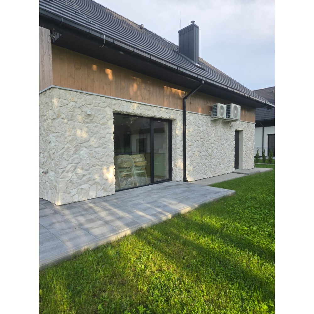 Reprezentacyjne wejście do domu wyłożone kamieniem naturalnym Bokara Rock Face Reprezentacyjne wejście do domu wyłożone kamieniem naturalnym Bokara Rock Face