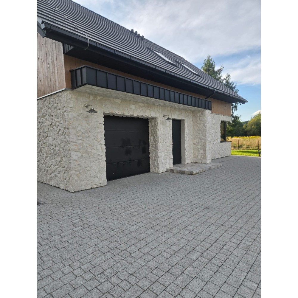 Nowoczesna elewacja z kamienia naturalnego Bokara Rock Face – jasny dom w stylu rezydencji Nowoczesna elewacja z kamienia naturalnego Bokara Rock Face – jasny dom w stylu rezydencji