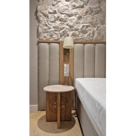 Jasny kamień naturalny Bokara na ścianie w sypialni - inspiracje Blezmar