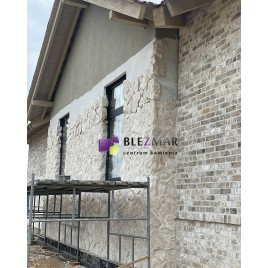 Dekoracyjne wstawki z kamienia Bokara na elewacji – połączenie tynku i starej cegły