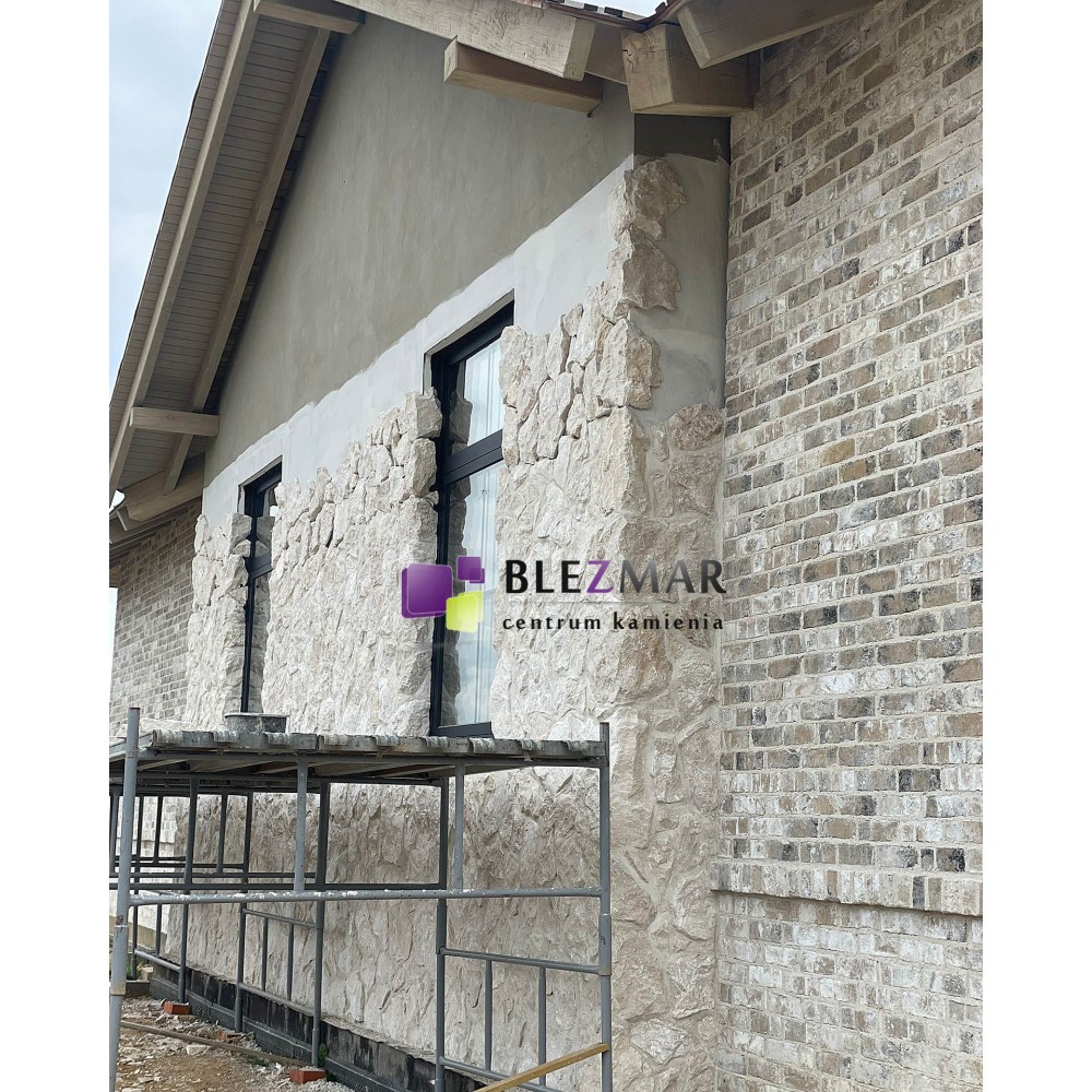 Dekoracyjne wstawki z kamienia Bokara na elewacji – połączenie tynku i starej cegły Dekoracyjne wstawki z kamienia Bokara na elewacji – połączenie tynku i starej cegły