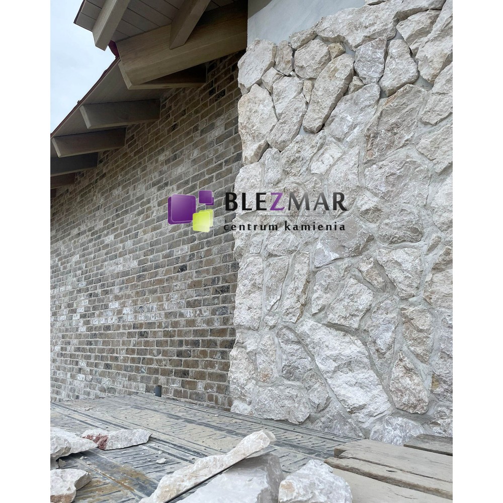 Nowoczesna elewacja z kamienia naturalnego Bokara Rock Face – jasny dom w stylu rezydencji Nowoczesna elewacja z kamienia naturalnego Bokara Rock Face – jasny dom w stylu rezydencji