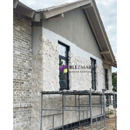 Jasna elewacja z kamienia Bokara w świetle dziennym – naturalne odcienie beżu i kremu