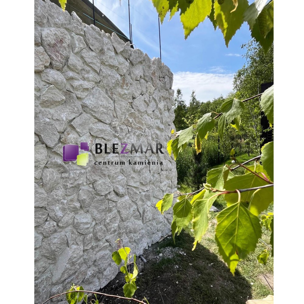 Ekskluzywne ogrodzenie posesji z kamienia naturalnego Bokara – spójność z elewacją domu Ekskluzywne ogrodzenie posesji z kamienia naturalnego Bokara – spójność z elewacją domu