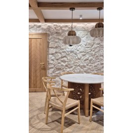 Kamień naturalny Bokara Rock Face w jadalni - ściana z kamienia przy okrągłym stole
