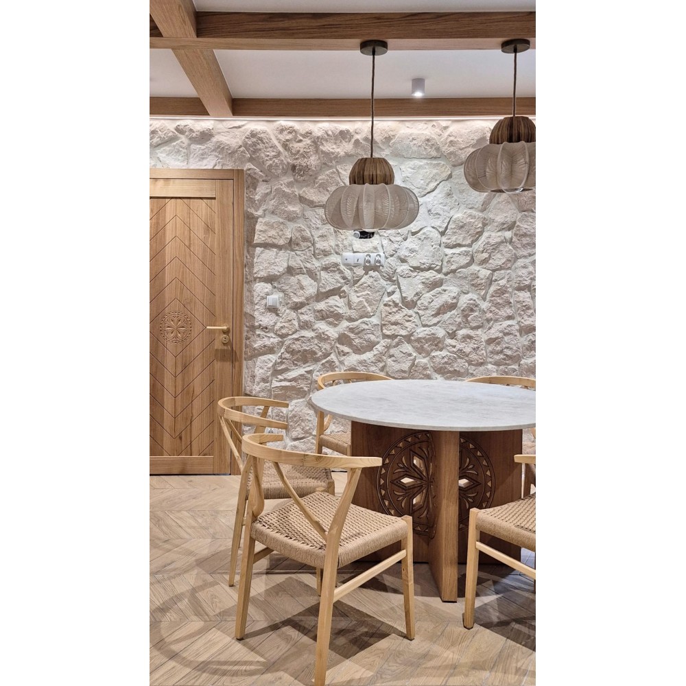 Kamień naturalny Bokara Rock Face w jadalni - ściana z kamienia przy okrągłym stole Kamień naturalny Bokara Rock Face w jadalni - ściana z kamienia przy okrągłym stole