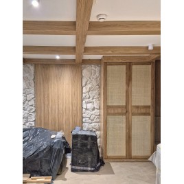 Nowoczesny salon z kamieniem Bokara Rock Face - ściana TV z kamienia naturalnego