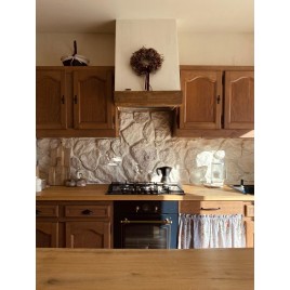 Kamień Bokara Rock Face - beżowa ściana dekoracyjna w salonie z drewnianą komodą