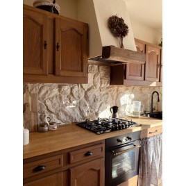 Zabudowa z drewna dębowego w kuchni i kamień naturalny Bokara – styl eko w domu -kamień kremowy