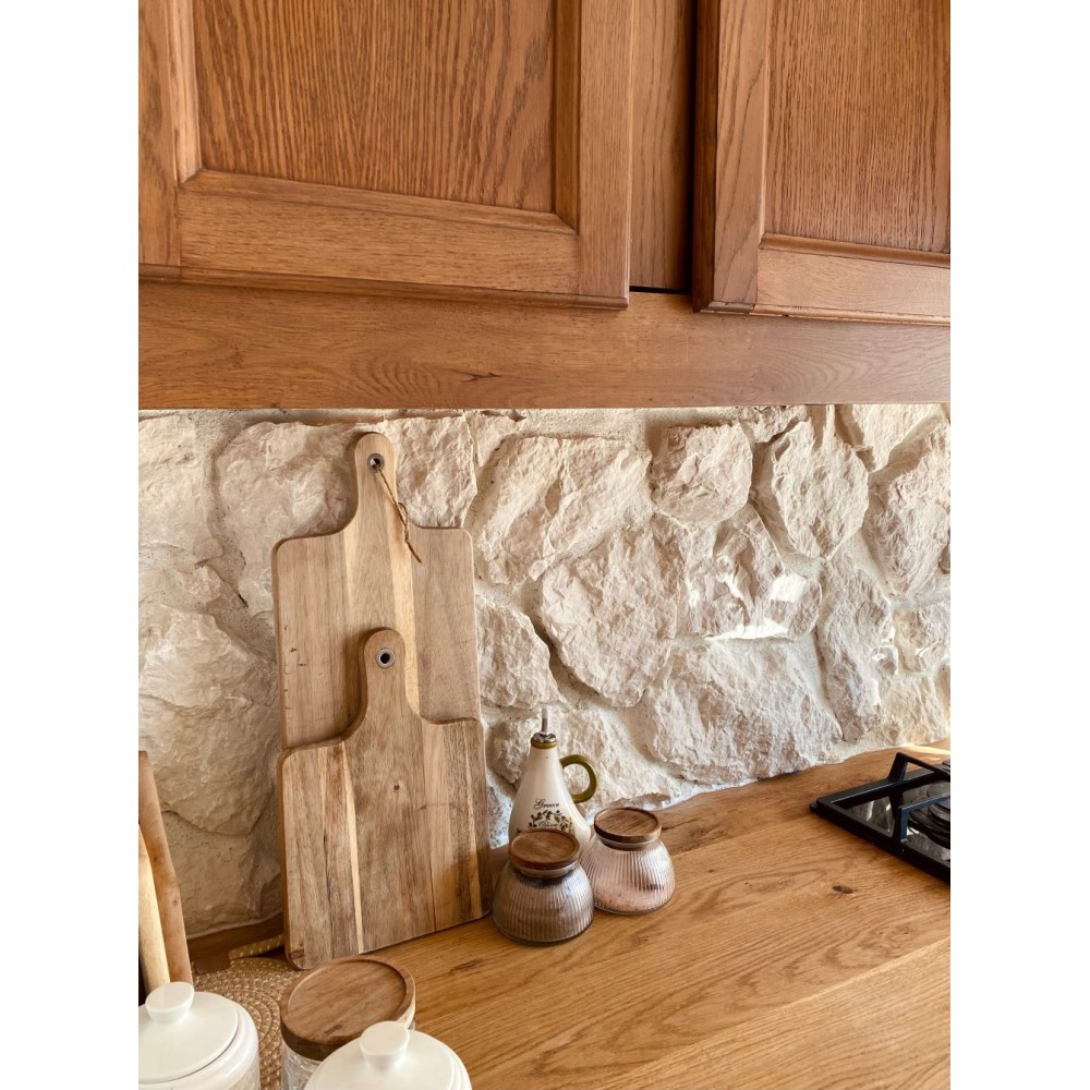 Kamień Bokara Rock Face w rustykalnej jadalni - beżowa dzikówka i drewniane belki Kamień Bokara Rock Face w rustykalnej jadalni - beżowa dzikówka i drewniane belki