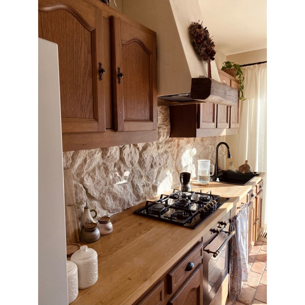 Otwarta strefa dzienna z kamieniem Bokara Rock Face na głównej ścianie - beżowy kamień połączony z drewnem w kuchni Otwarta strefa dzienna z kamieniem Bokara Rock Face na głównej ścianie - beżowy kamień połączony z drewnem w kuchni