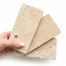 Naturalny trawertyn Classic Mix szlifowany – zestaw cegiełek kamiennych prezentujący różnorodność odcieni beżu i kremu